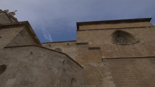 瓦伦西亚大教堂城墙的低角 — 图库视频影像
