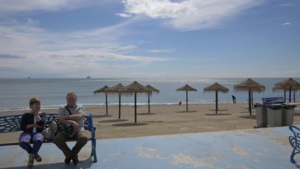 Ombrelli Tetto Screziato Una Spiaggia — Video Stock