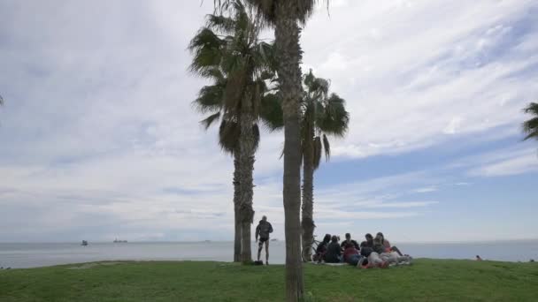 在海滨放松的游客 — 图库视频影像