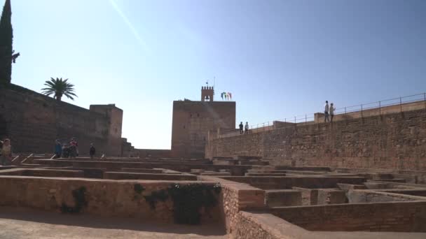 Touristen Besuchen Ruinen Von Alcazaba — Stockvideo