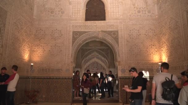 Návštěva Interiéru Paláce Alhambra — Stock video