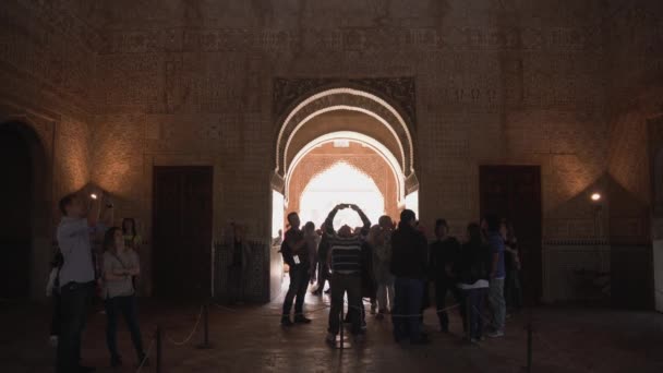 Visitando Sala Dos Embaixadores — Vídeo de Stock