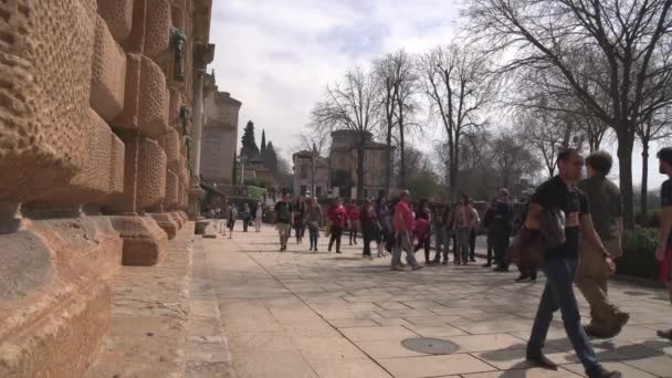 アルハンブラ宮殿の路地を歩く — ストック動画