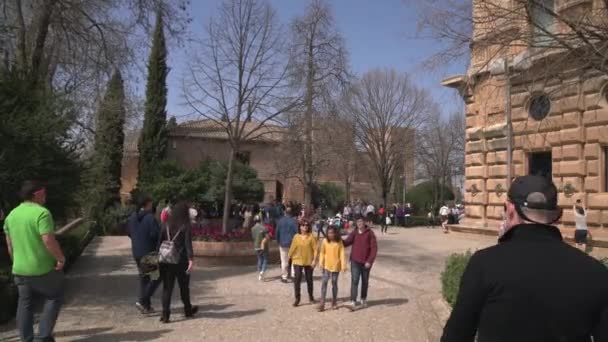 在Alhambra的小巷里散步的游客 — 图库视频影像
