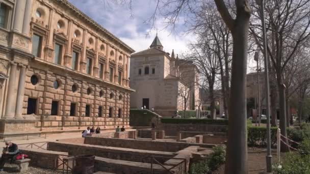カレル5世宮殿の隣の教会 — ストック動画