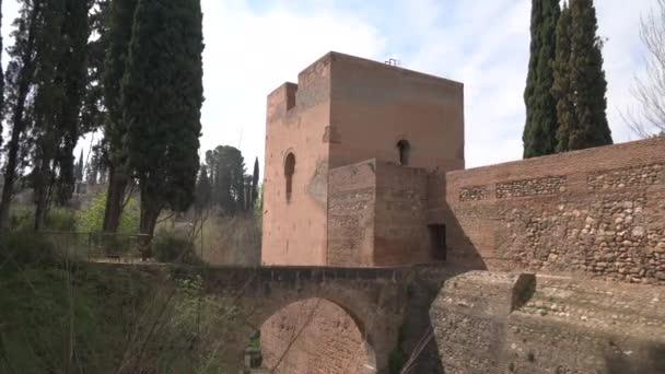 Ponte Collegamento Accanto Vecchio Muro — Video Stock