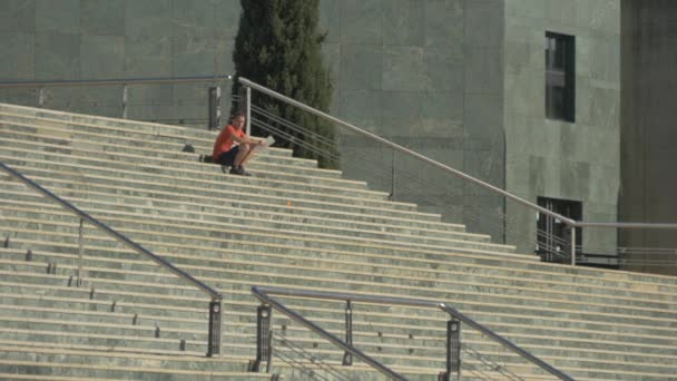 Мужчина Сидит Лестнице — стоковое видео
