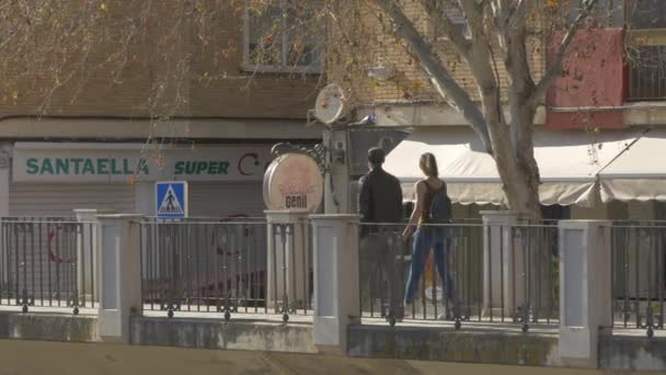 Pareja Caminando Por Orilla Del Río — Vídeos de Stock