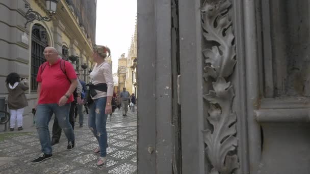 Lopen Een Straat Buurt Van Een Kerk — Stockvideo