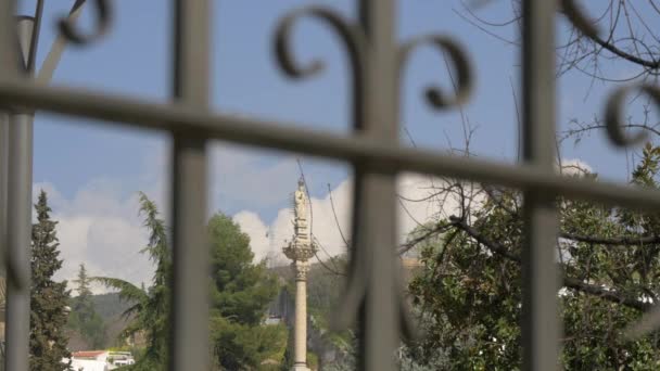 Monumento Virgem Maria Visto Atrás Uma Cerca — Vídeo de Stock