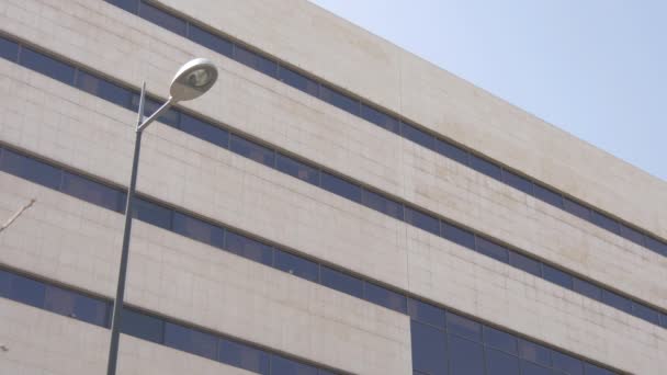 Lamppost Junto Edificio Moderno — Vídeos de Stock