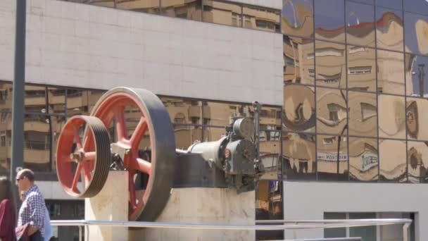 Sulh Mahkemesi Nin Yakınında Tekerlekleri Olan Bir Anıt — Stok video