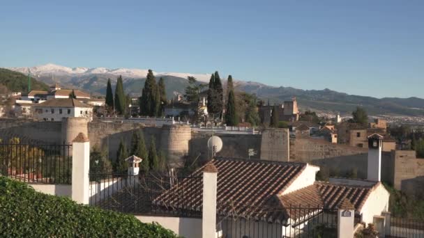 Gebäude Und Eine Alte Mauer — Stockvideo