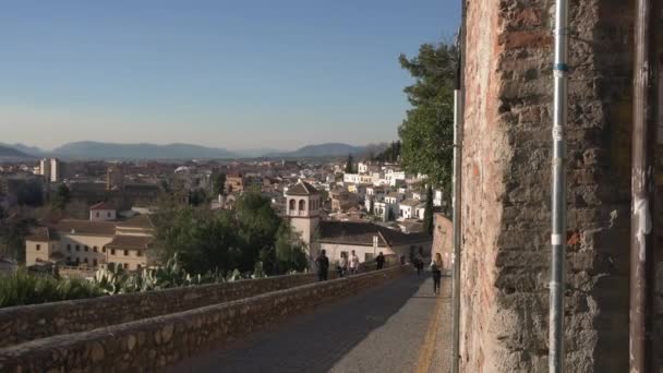 Går Förbi Gammal Mur Granada — Stockvideo