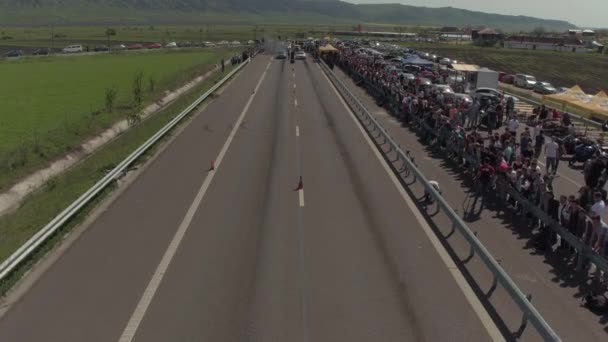 Vista Aérea Los Espectadores Línea Lateral Una Carretera — Vídeos de Stock