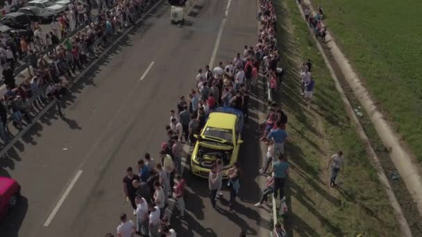 Widok Powietrza Ludzi Otaczających Samochód — Wideo stockowe