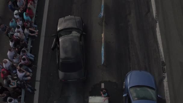 两辆车在起跑线上准备好的空中景象 — 图库视频影像