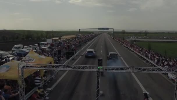 Yarış Yapan Iki Arabanın Hava Görüntüsü — Stok video