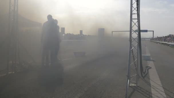 Autók Versenyeznek Füstöt Hagynak Maguk Után — Stock videók