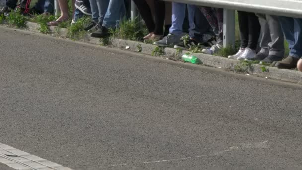 Zwarte Porsche Komt Aan Bij Finish — Stockvideo