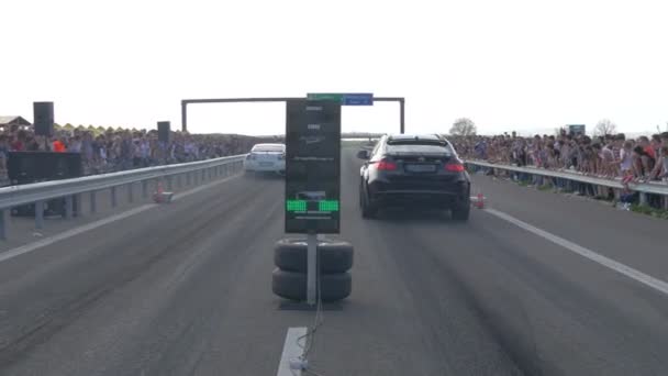 Dos Coches Iniciando Carrera — Vídeos de Stock