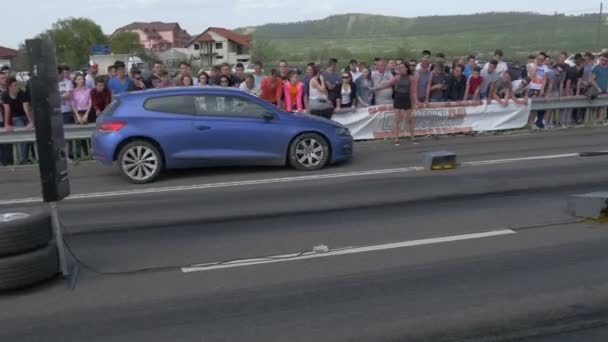 Auto Přijíždí Cílovou Čáru — Stock video