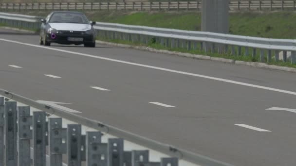 道路上のチューニング車の運転 — ストック動画