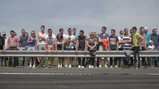 Fans Viendo Coches Carreras — Vídeos de Stock