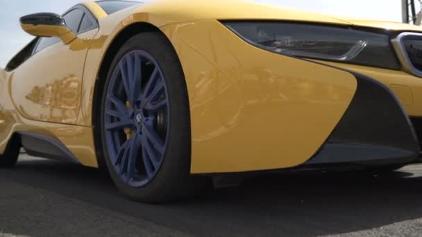 Primer Plano Las Ruedas Coche Sonando — Vídeos de Stock