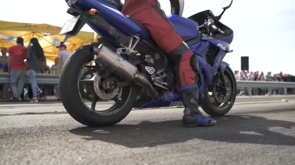 Motocyklista Czeka Motocykl — Wideo stockowe