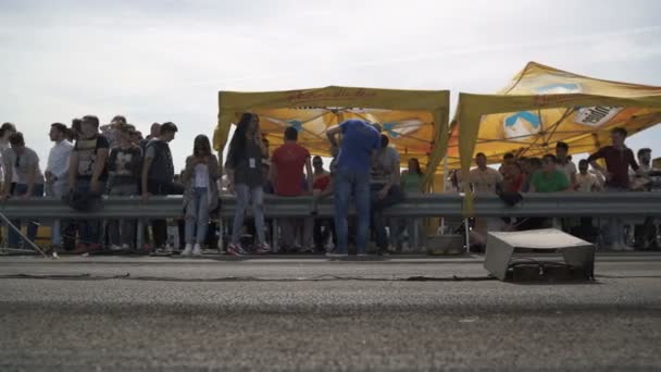 Gente Parada Margen Una Carretera — Vídeos de Stock