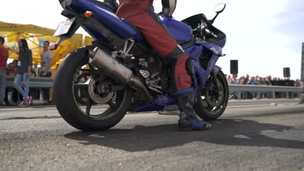 Синий Мотоцикл Асфальте — стоковое видео