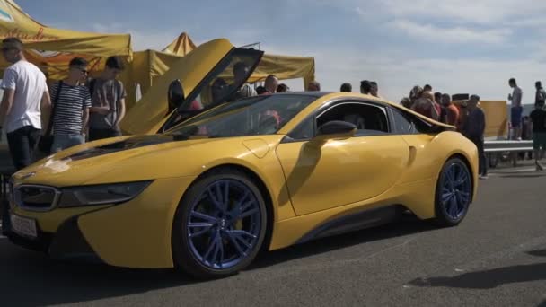 昼間の街でのBmw I8展 — ストック動画