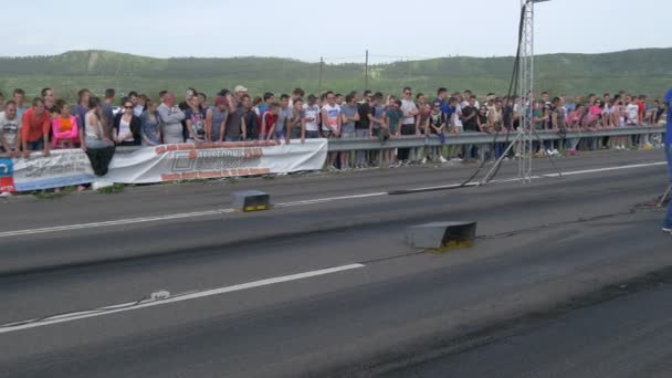 Espectadores Margen Una Carretera Carreras — Vídeos de Stock