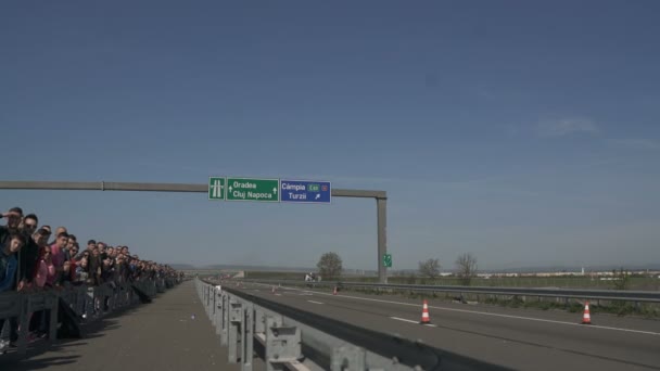 Dos Coches Corriendo Dejando Humo Atrás — Vídeos de Stock