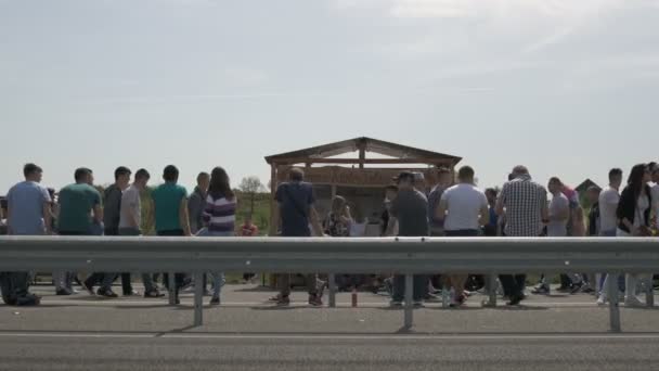 人们在栏杆上行走和坐着 — 图库视频影像