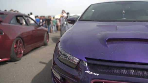 靠近一辆紫色汽车的前灯 — 图库视频影像