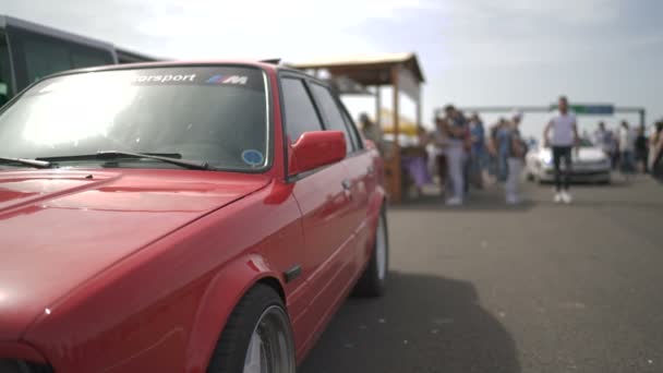 Roter Rennwagen Siebenbürgen Drag Race — Stockvideo