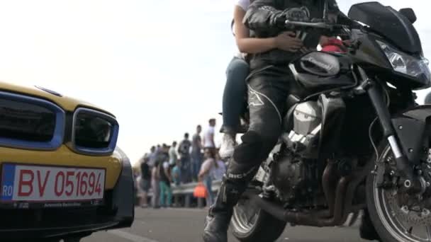 オートバイに乗る人と車のバンパー — ストック動画