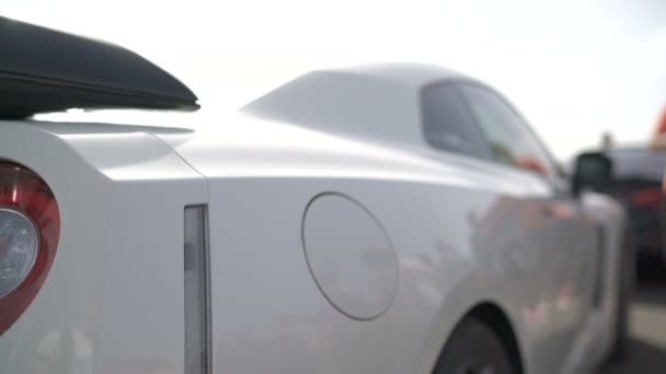 Pan Αριστερά Από Ένα Λευκό Αυτοκίνητο Οπίσθιο Άκρο — Αρχείο Βίντεο
