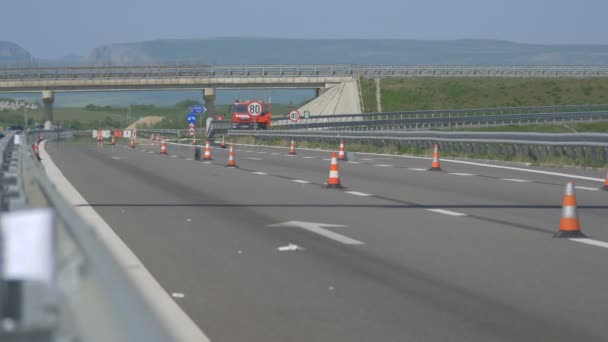 Zwei Autos Rasen Auf Die Straße — Stockvideo