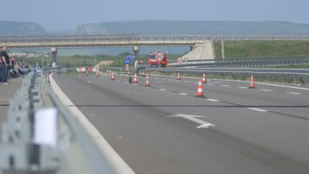 Zielone Pomarańczowe Samochody Wyścigowe Konkursie — Wideo stockowe