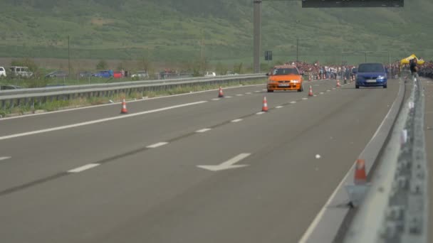 Coches Carreras Una Carretera — Vídeo de stock