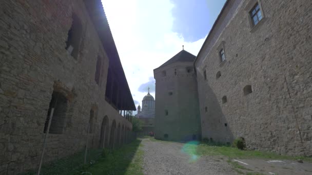 城堡墙边的小路 — 图库视频影像