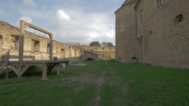 城堡内的绞刑架和石墙 — 图库视频影像