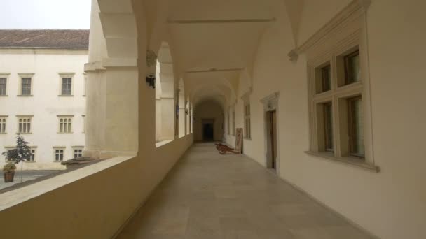 拱廊中世纪城堡内的拱形走廊 — 图库视频影像