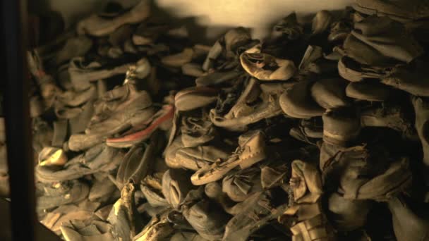 Pan Rechts Van Schoenenstapel Het Auschwitz Museum — Stockvideo