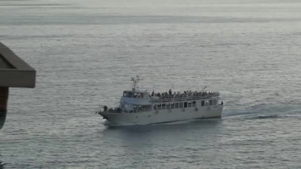 Sightseeing Boat Approaching Shore — Stock Video