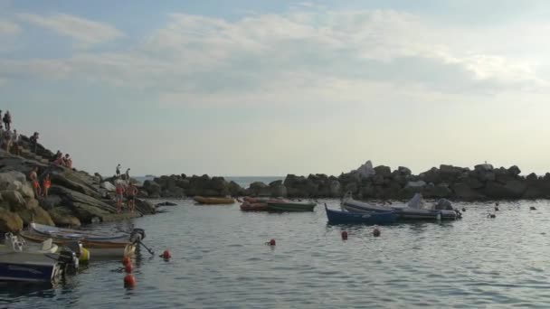 防波堤石の近くに停泊するボート — ストック動画
