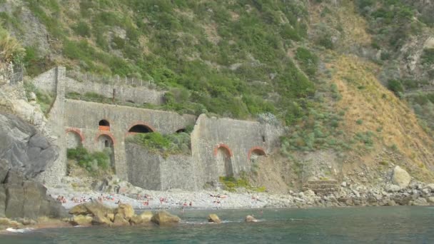 イタリアのリオマッジョーレ岩のビーチ — ストック動画
